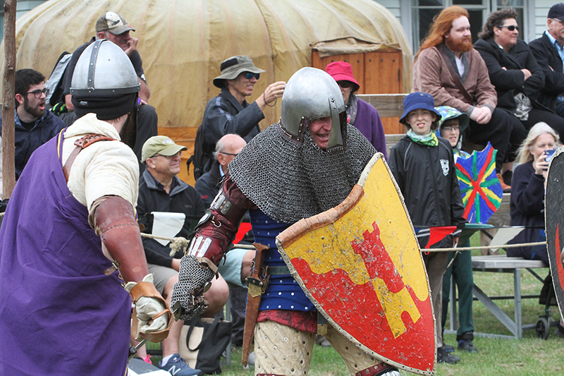 Medieval Market : Swords and Armour : Medieval Fighting : Levin : New Zealand : Richard Moore : Journalist : Photographer :